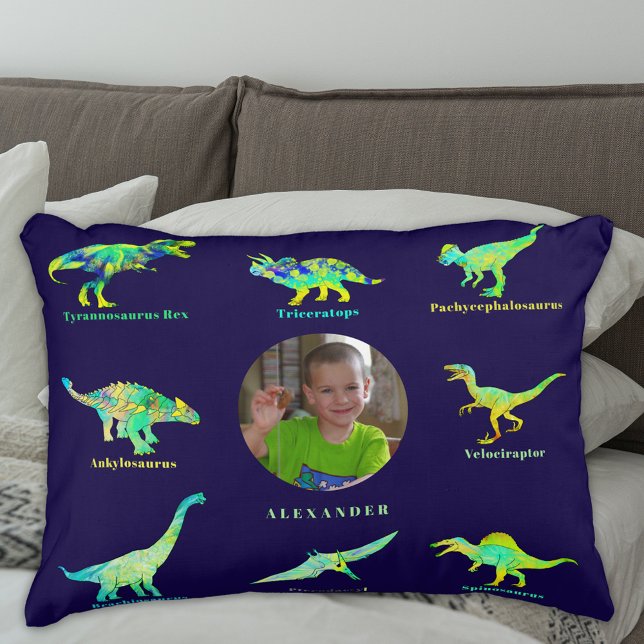 Personlig pojkfoton dinosaurie prydnadskudde (Dinosaur boys personalized name and photo navy blue and green pillow with dino names)