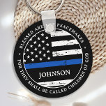 Personlig polischef Tillsatta lagar Nyckelring<br><div class="desc">Välsignade är Peacemakers, för de ska kallas Guds barn. Personlig Thin Blue Line Keychain för poliser och tillsatta lagar . Anpassa med polistjänstemannens ID-nummer. Den här personligen är en nyckelkedja för polisens bönebön är perfekt för polisakademins gåvor från studenten till nyutexaminerade poliser, eller polisens gåvor från pension eller party favors.Beordra...</div>