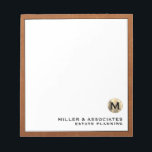 Personlig Professionell Luxury Branded Antecknings Anteckningsblock<br><div class="desc">Höj professionellens image med det här anteckningsblocket för lyxig personlig. Det borstat guld-monogramemblemet med ditt företag namn och specialitet, som är inramat i ett svalt lädertryck, framhäver sofistikering och professionalism. Den klassiska svarta typografin på vit bakgrund ger ett elegant och modernt utseende. Perfekt för att ta anteckningar, skriva PM eller...</div>