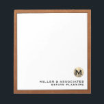 Personlig Professionell Luxury Branded Antecknings Anteckningsblock<br><div class="desc">Höj professionellens image med det här anteckningsblocket för lyxig personlig. Det borstat guld-monogramemblemet med ditt företag namn och specialitet, som är inramat i ett svalt lädertryck, framhäver sofistikering och professionalism. Den klassiska svarta typografin på vit bakgrund ger ett elegant och modernt utseende. Perfekt för att ta anteckningar, skriva PM eller...</div>