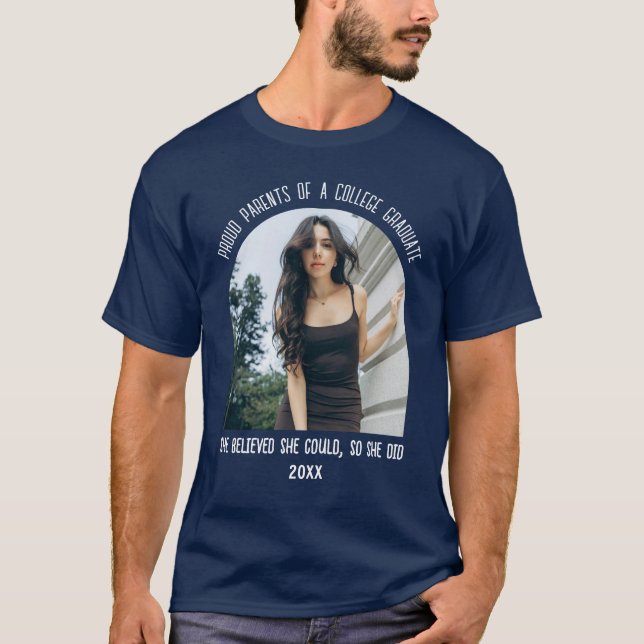 Personlig "Proud Parents" Studenten T-Shirt (Framsida)