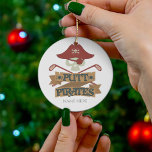 Personlig Putt Pirater Golfing Hobby Julgransprydnad Keramik<br><div class="desc">Bli till karaktär och bära i den här pirat-golftematerade designen för en roligt golfutrustning. Den har en grafisk perfekt för pirat fläkt som har roligt på golfbanan i kärlek. Lägg till ett namn genom att klicka på knappen "Anpassa"</div>