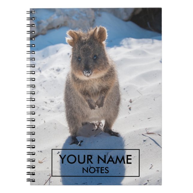 Personlig Quokka på stranden Anteckningsbok (Framsidan)