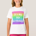 Personlig Rainbow Birthday Girl T Shirt<br><div class="desc">Lägg till anpassningsbarna ord och/eller namn! Den här vackra regnbågsgradienten i färg är underbar roligt för din födelsedagsfest eller varje dag! Perfekt för barn,  tonåringar och vuxnor! Designad i Washington State,  USA för ditt nöje. Tack för stödet till oberoende artister!</div>