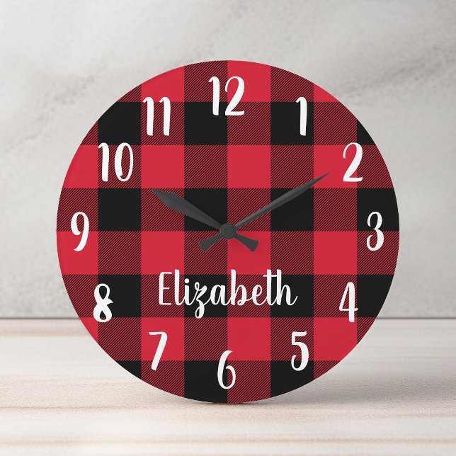 Personlig Red and Black Buffalo Play Rund Klocka (Personalized Red and Black Buffalo Plaid Round Clock)