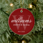 Personlig Red and White Monogram Julgransprydnad Keramik<br><div class="desc">Ett klassiskt rött och vitt dekorerat juldesigner i monogram. Gör en underbar bröllop,  årsdag eller förlovning till en nyckelgåva.</div>