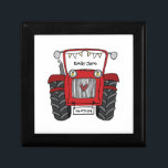 Personlig Red Tractor Farm Bröllop Bridesmaid Minnesask<br><div class="desc">En gåva från traktorgården bröllop som kan vara personlig. Om du vill ändra storlek eller teckensnitt klickar du på redigeringsknappen för att anpassa ytterligare. Tappningen i traktorn är i en fin kräm och vit.</div>