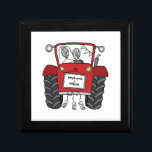 Personlig Red Tractor Landsbyggsbröllop Gift Minnesask<br><div class="desc">En gåva från traktorgården bröllop som kan vara personlig med båda parets namn. Om du vill ändra storleka eller typsnittet för namn klickar du på redigeringsknappen för att anpassa ytterligare. Tappningen i traktorn är i en fin kräm och vit.</div>