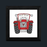 Personlig Red Tractor Landsbyggsbröllop Gift Minnesask<br><div class="desc">En gåva från traktorgården bröllop som kan vara personlig. Om du vill ändra storlek eller teckensnitt klickar du på redigeringsknappen för att anpassa ytterligare. Tappningen i traktorn är i en fin kräm och vit.</div>