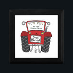 Personlig Red Tractor Landsbyggsbröllop Minnesask<br><div class="desc">En gåva från traktorgården bröllop som kan vara personlig. Om du vill ändra storlek eller teckensnitt klickar du på redigeringsknappen för att anpassa ytterligare. Tappningen i traktorn är i en fin kräm och vit.</div>