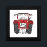 Personlig Red Tractor Landsbyggsbröllop Minnesask<br><div class="desc">En gåva från traktorgården bröllop som kan vara personlig. Om du vill ändra storlek eller teckensnitt klickar du på redigeringsknappen för att anpassa ytterligare. Tappningen i traktorn är i en fin kräm och vit.</div>
