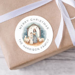 Personlig Religiösa - julspärrar Runt Klistermärke<br><div class="desc">Lägg till lite personlig charm till din festsäsong med vår söta jultomhet. Som bekant designad med er familj namn och hälsning "GOD JUL, kan dessa klistermärken vara det perfekta komplementet till era julklappar eller märkrn för perfekt till era helgdag. Låt dessa klistermärken hjälpa dig att sprida julglädjen på ett verkligt...</div>