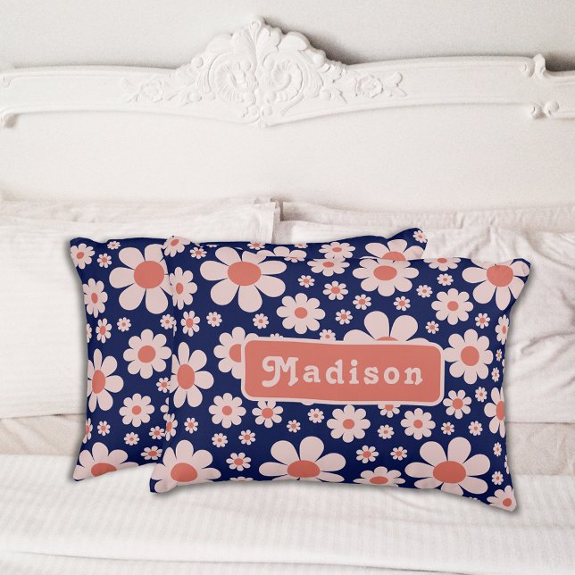 Personlig Retro 70-tals Blommig Marinblå Prydnadskudde (Retro 70s vintage daisy navy blue and orange pattern groovy typography personalized pillow)
