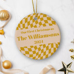 Personlig Retro Gult Checkerboard jul Julgransprydnad Keramik<br><div class="desc">Minneshögtidlighålla din första jul som familj med den här personligen keramiska prydnadsföremål av snyggt, som har en gult som kontrollertavla för eftersenap. Anpassa den med din familj namn för en enastående keepé som firar din helgdag tillsammans. Den djärva gulten mönster och stil som inspirerats av vintage gör detta prydnadsämne till...</div>