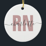 Personlig RN-registrerade Studenten-gåvor Julgransprydnad Keramik<br><div class="desc">Personlig RN Registered Nurse Studenten Gifts sweatshirt- Den här personligen sjuksköterskedesignen ger en underbar gåva till varje RN Registered Nurse!</div>