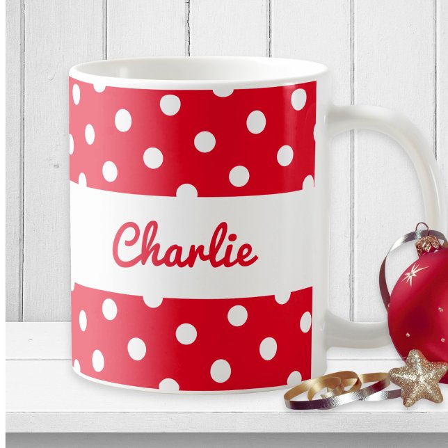 Personlig Röd Prickig Anpassat Namn Söt Retro Kaffemugg (A personalized, red and white mug with polka dots pattern and script typography)
