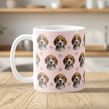 Personlig rödfärgad hundfoto med tassmönster