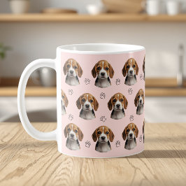 Personlig rödfärgad hundfoto med tassmönster kaffemugg