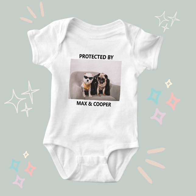 Personlig rolig skyddad av hundar foto t shirt (Personalized Funny Protected By Dogs Photo Baby Bodysuit
)