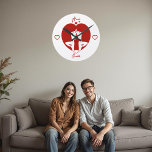 Personlig Romantic Yoga Couple Wall Clock Rund Klocka<br><div class="desc">Fira kärlek och mindhet med personligens romantiska väggklocka. Med ett slående rött hjärta och en silhuett yogapars i harmoni gör den här klockan en unik och meningsfull gåva till årsdagar, bröllop eller Alla hjärtans dag. Anpassadet namn lägger till en personlig beröring, skapar det en perfekt för par. Den minimalistiska vita...</div>