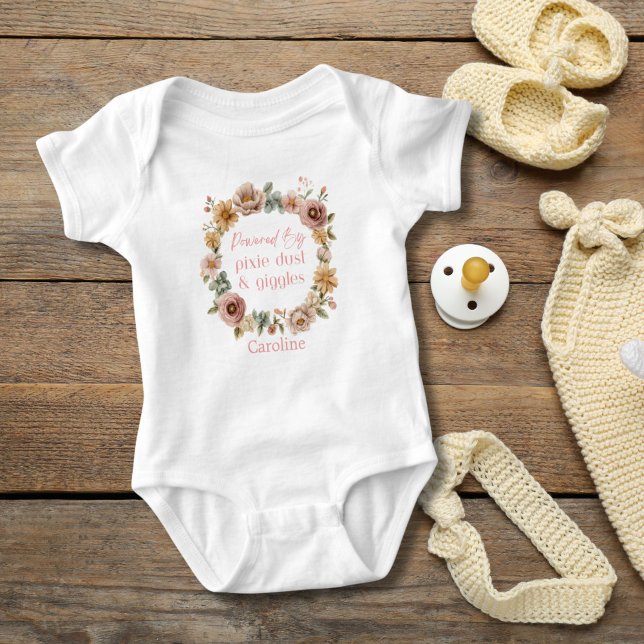 Personlig Rosa Blommig Bebis Flickpresent T Shirt (Pink Floral Wreath Personalized Baby Girl Body suit.  Powered by Pixie Dust and Giggles. )