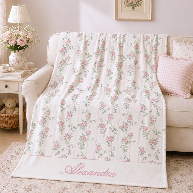 Personlig rosa blommig ros fleecefilt (grandmillennial shabby chic coquette floral blush pink rose fleece blanket with custom monogram name)
