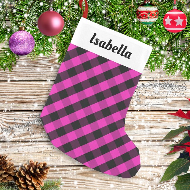 Personlig Rosa Buffalo Rutig Plaid Kontroll Liten Julstrumpa (A Christmas stocking with pink and black buffalo plaid pattern. Personalize with a name at the top.)