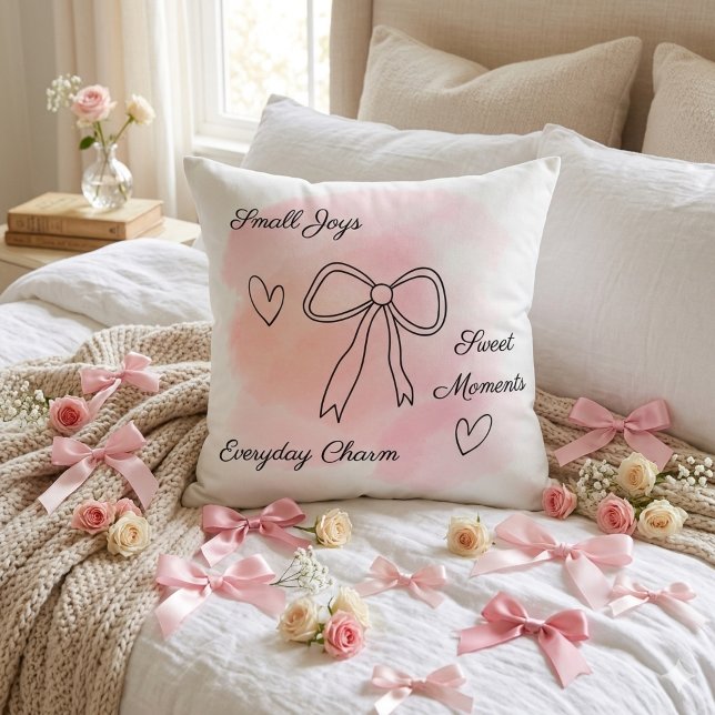 Personlig Rosa Coquette Akvarell Kuddvarp Kudde (Aesthetic pink watercolor coquette throw pillow with line art bow, hearts and a customizable text.)
