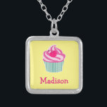 Personlig Rosa Cupkaka WIth Polka Dot Cherry Silverpläterat Halsband<br><div class="desc">Bild-/illustration av en yummy rosa cuppie med snurrar av isning på ovansidan och en söt,  shock rosa,  polka-punktkörsbär. Basen är grönt och vitt rand. Gultens bakgrund. Anpassa med namn.</div>