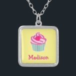 Personlig Rosa Cupkaka WIth Polka Dot Cherry Silverpläterat Halsband<br><div class="desc">Bild-/illustration av en yummy rosa cuppie med snurrar av isning på ovansidan och en söt,  shock rosa,  polka-punktkörsbär. Basen är grönt och vitt rand. Gultens bakgrund. Anpassa med namn.</div>