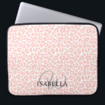 Personlig Rosa Leopard Skriv ut Namn Monogram Laptop Fodral<br><div class="desc">Eleganten och den moderna leoparden skriver ut dekorativ kudde med en snyggt leopard mönster i pastellernas rosa på vit bakgrund. Lägg bara till ditt namn och monogram i chicen laptop sleeve. Enbart designad för dig av Lycklig Dolphin studio. Kontakta oss på happydolphinstudio@outlook.com om du behöver hjälp eller matchande produkter eller...</div>