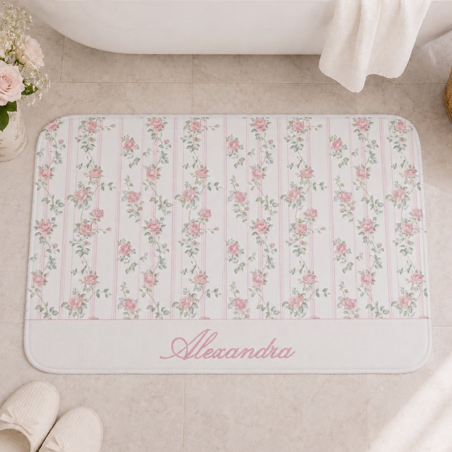 Personlig rosa rosblommig badrumsmatt badrumsmatta (pretty pink coquette grandmillennial floral bath mat with custom monogram name in calligraphy script)