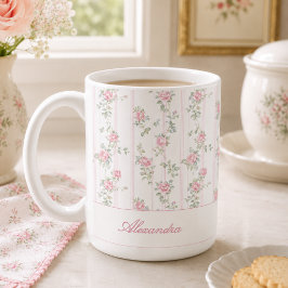Personlig rosa rosblommig monogrammördad kopp