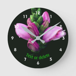 Personlig rosa sköldkulla-blomma rund klocka
