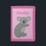 Personlig rosa Söt koala björnflickor plånbok<br><div class="desc">Personlig rosa Söt koala,  bär med sig flickornas plånbok. Cute girly Birthday eller julklapp för små flickor. Anpassningsbar med ditt barns namn eller monogram brev. Gör det till ditt barnbarn,  dotter,  barndotter,  kusin,  syster osv. Australiens mascot-tecknad för djurparker. Rosa och grått färg.</div>