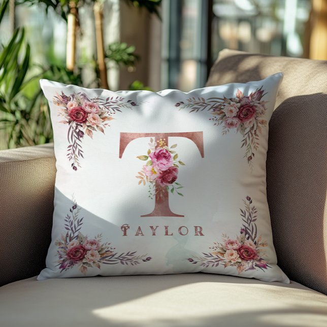 Personlig roséguld blommig bokstav T monogram  Kudde (Skapare uppladdad)