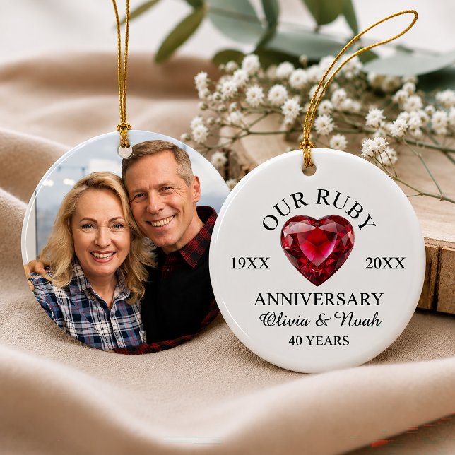 Personlig Ruby Heart 40-års bröllopsjubileum Julgransprydnad Keramik (Skapare uppladdad)