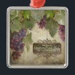 Personlig Rustic Vineyard Winery Fall Vin-tecken Julgransprydnad Metall<br><div class="desc">Matchande hemdekoration Julminnet av prydnaden för Pinot Noir Red vin älskare i ditt liv. Utmärkt även för ett företag i Vin land av vilket slag det än är, presentbutiker, matkafé, restaurang eller en säng och frukost. Anpassa med din egen familj namn eller affärstitel. Matchar illustrationen av det Pappra inbjudningskortet på...</div>