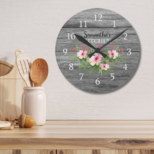 Personlig Rustic Wood and Rosa Blommigt Kitchen Rund Klocka