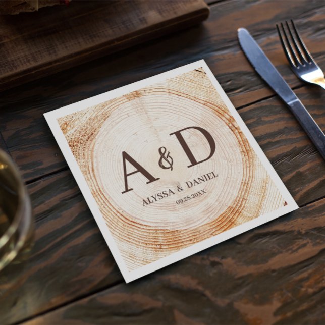 Personlig Rustic wood träd Monogram Bröllop Pappersservett (Personalized monogram rustic wood wedding napkins. Customizable initials, names and wedding date)