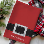 Personlig Santa Bälte Helgdag Kitchen Towel Kökshandduk<br><div class="desc">Personlig Santa Bälte Helgdag Kitchen Towel. Kute,  fläckig,  röd julhandduk med silver Jultomten-låsbeslag. Anpassa den här designen med din egen namn eller anpassningsbar.</div>