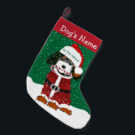 Personlig Santa Bernedoodle Liten Julstrumpa<br><div class="desc">Cute Personlig Tecknad Bernedoodle Santa Puppy som håller candy cane i munnen. Lägg till hund namn. Snöbakgrunden. Cute bernadoodle christmas-lagret!</div>