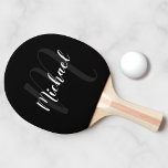Personlig Script Monogram och Namn Black Pingisracket<br><div class="desc">Personlig Monogram och Namn Gift med namn i vitt,  modernt typsnitt stil och monogram i grått modernt typsnitt stil som bakgrund på svart bakgrund. Perfekt som fars dag-gåvor till pappa,  gåvor till farfar,  make och annat.</div>