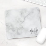 Personlig Script Monogram och Namn Marble-utseende Musmatta<br><div class="desc">Personlig Monogram och Namn Gift med personlig namn i grått,  modernt typsnitt stil och monogram i lätt grått,  modernt typsnitt stil som bakgrund på vit marmorbakgrund.</div>