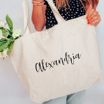 Personlig Script Namn Bridesmaid Jumbo Tygkasse<br><div class="desc">Ge varje medlem i brudens sida en personlig att bära med sig bröllopsdagen. Den enkla designen innehåller varje brigadas namn i svart kursiv skriptbokstav.</div>