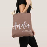Personlig Script Namn Mocha Bachelorette Party Tygkasse<br><div class="desc">Den här personligen är en praktisk och tankfull gåva som tillför brudens sida en snyggt, skräddarsydd kontakt. Med en varm neutralt och en elegant vit skriptbokstav för namn, parad med ett rent, minimalt sans-serif-teckensnitt för rollen, strejkor väskan perfekten mellan trendig och tidlöshet. Med stort utrymme för bröllopsdagar som skor, makeup...</div>