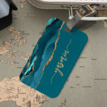 Personlig signatur tealblå guldagate bagagebricka<br><div class="desc">Anpassa denna eleganta moderna design med ditt namn i vertikal guldliknande signatur handskriftstil på en tealblå bakgrund med en kant av tealblå akvarell-agate,  kantad med guld falskt glitter. (För att behålla svängarna i början och slutet av namnet,  byt bara ut bokstäverna och lämna symbolerna på plats.)</div>