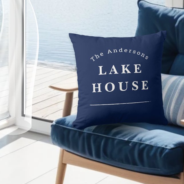 Personlig sjöhusnavyblå familjenamn kudde (A stylish navy blue throw pillow with "Lake House" text and custom name)