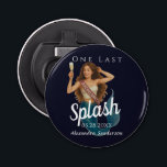 personlig sjöjungfru bachelorette Beach Flasköppnare<br><div class="desc">Fira hennes "sista stänk" i stil med den personlig sjöjungfruns kandidat till Flaska-festen.! Med en roligt, illustrerad sjöjungfru som bär ett streck och tar upp ett champagneglas, ställs den här designen mot en rik marin blå bakgrund för ett elegant, havsininspirerat utseende. Perfekt som partiförmån för kustnära, nautiska eller strandnära möhippor....</div>