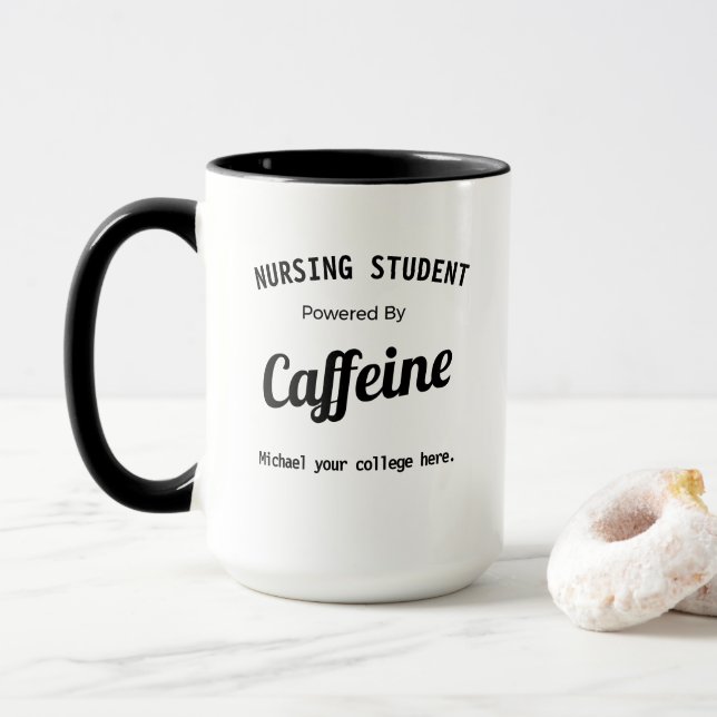 Personlig sjuksköterskestudent driven av koffein mugg (Med munk)